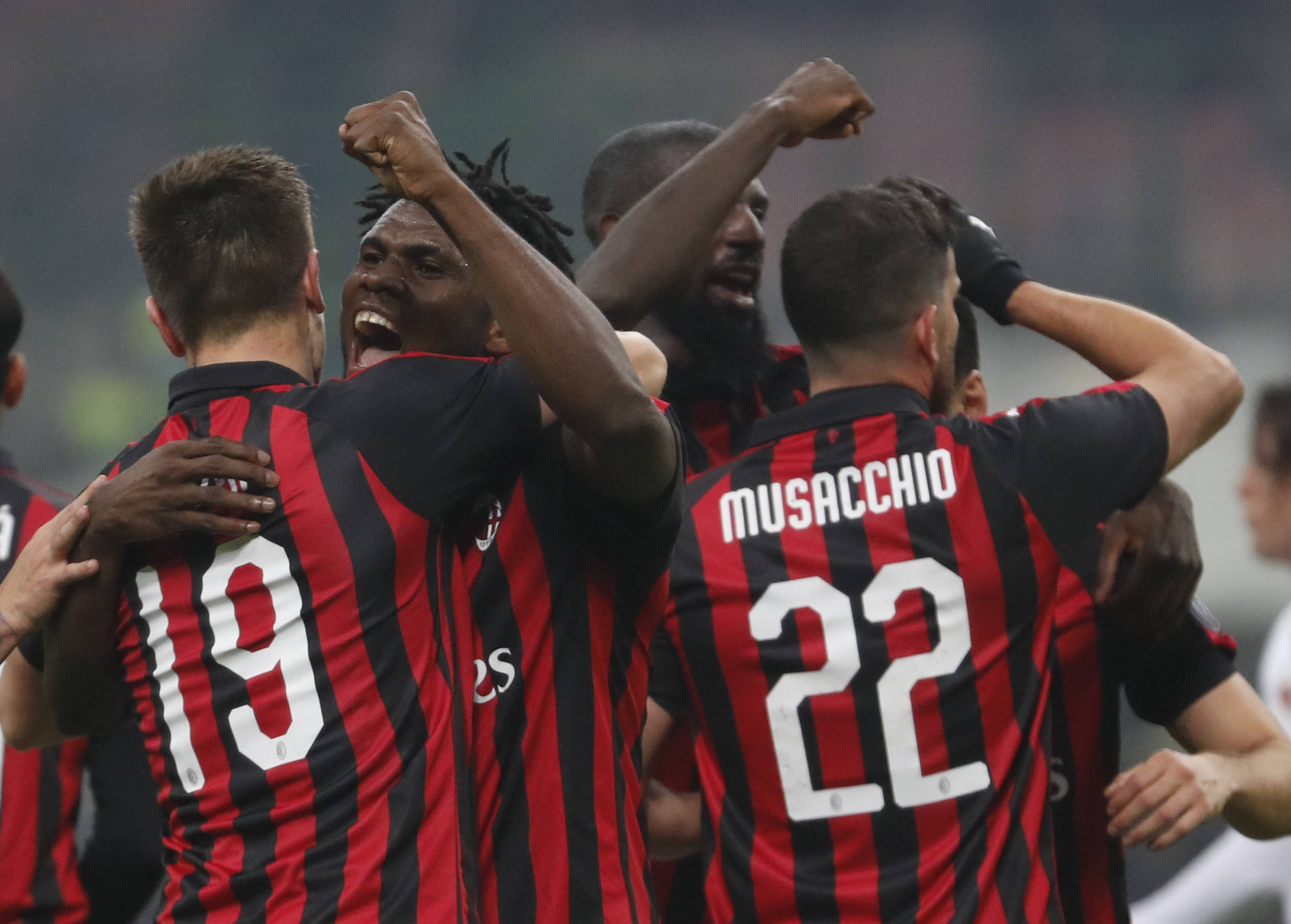 问鼎娱乐包含西汉姆训练开放日，集结日手感冰凉引欢呼，意甲在即，年轻球员得到机会的词条